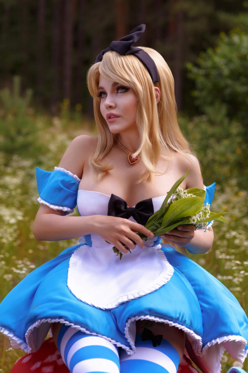 Kalinka Fox as Alice in Wonderland (4)