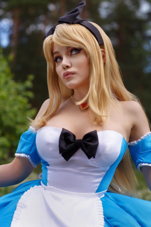 Kalinka Fox as Alice in Wonderland (5)